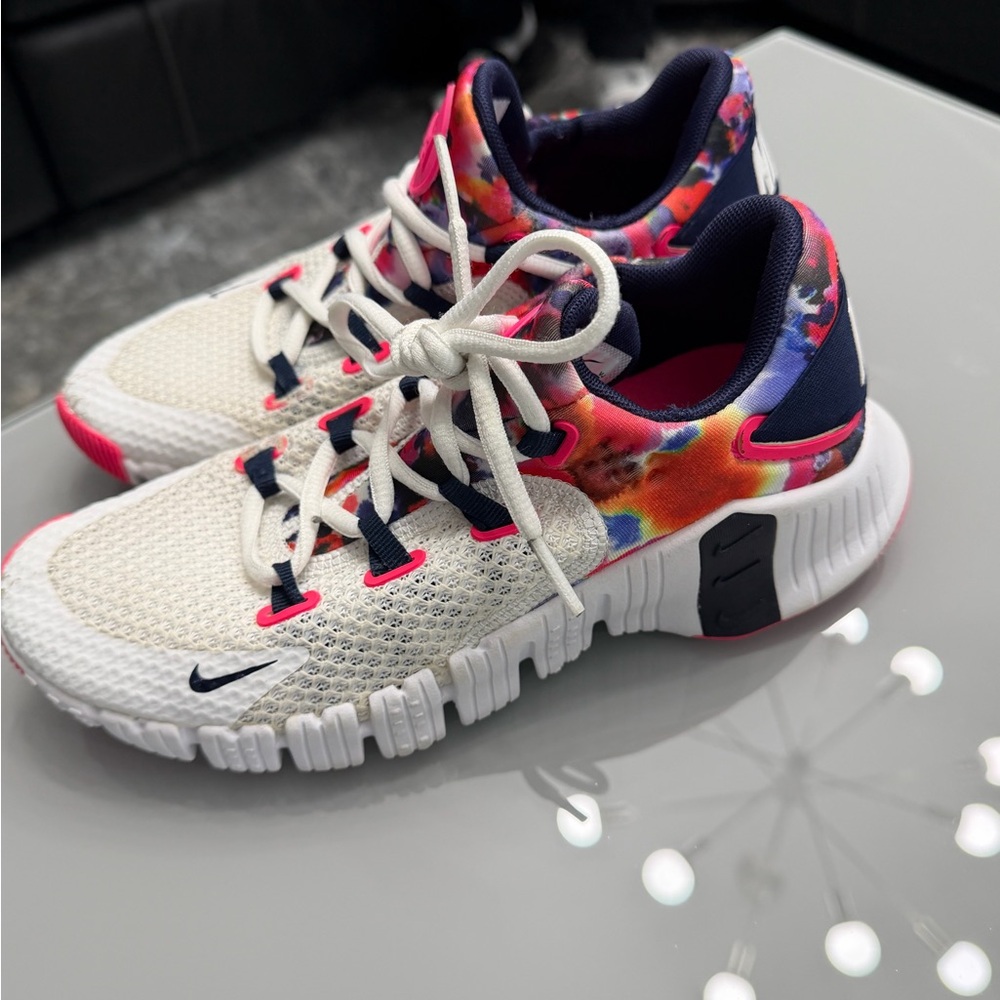 Nike Kids Sneakers in Cream and Multicolor
